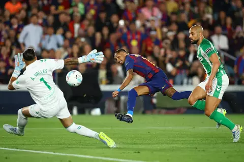 في وداعية ليفاندوفسكي.. برشلونة يكرم وفادة ريال بيتيس بثلاثية في الدوري الإسباني